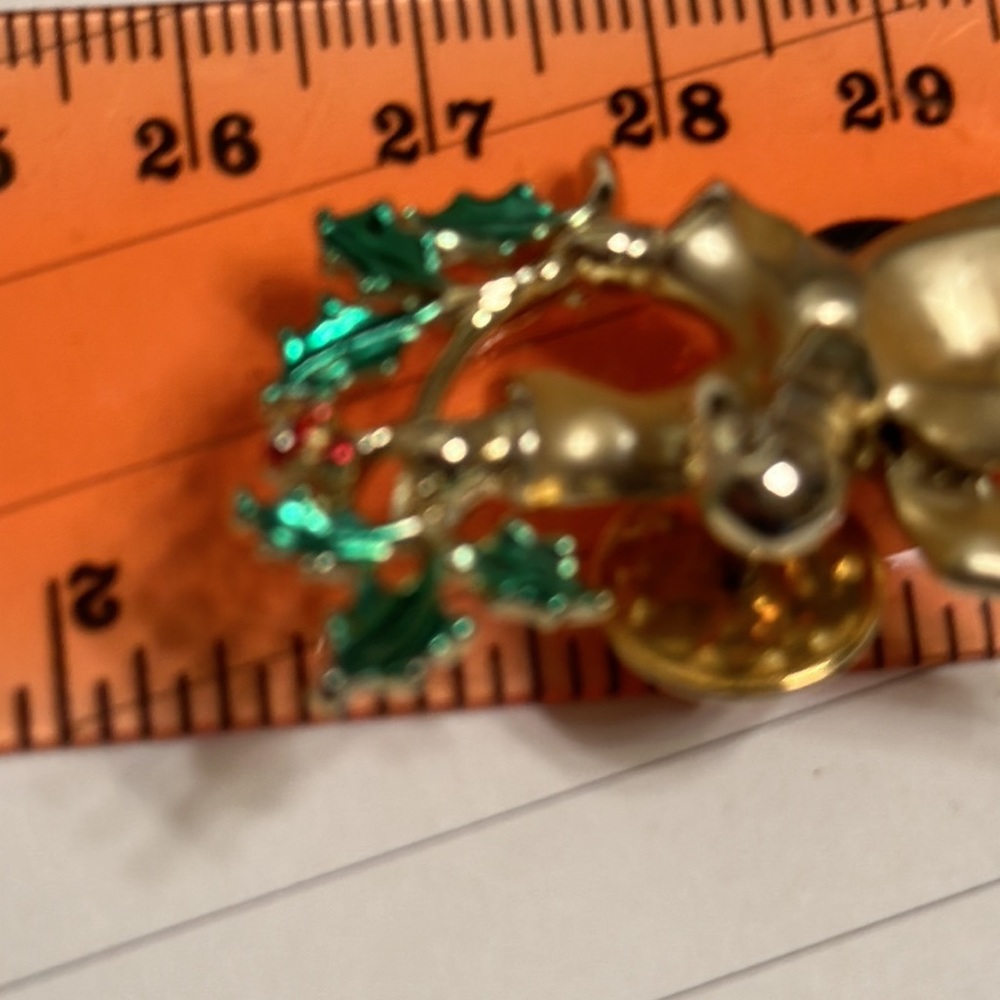 Angel brooch Grigio Gusti Vintage Angel holding enamel holly branch lapel pin - Picture 6 of 7